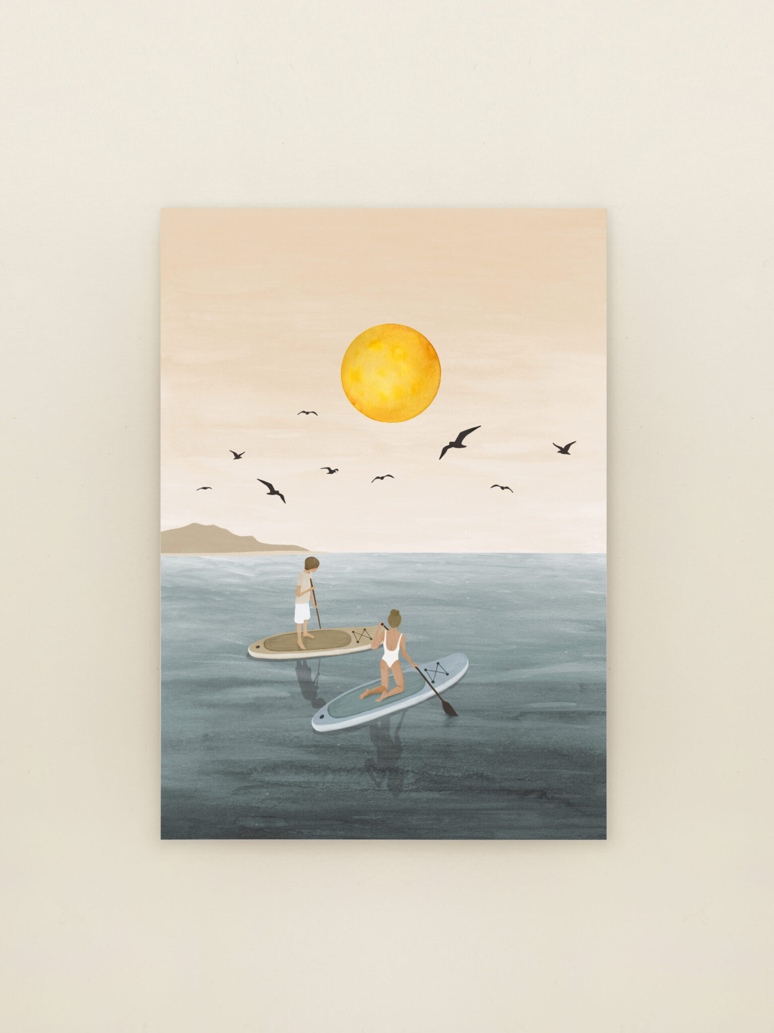 Wenskaart Sunset Suppers van Sâlt + Flor met illustratie van mensen op supboards tijdens zonsondergang op zee