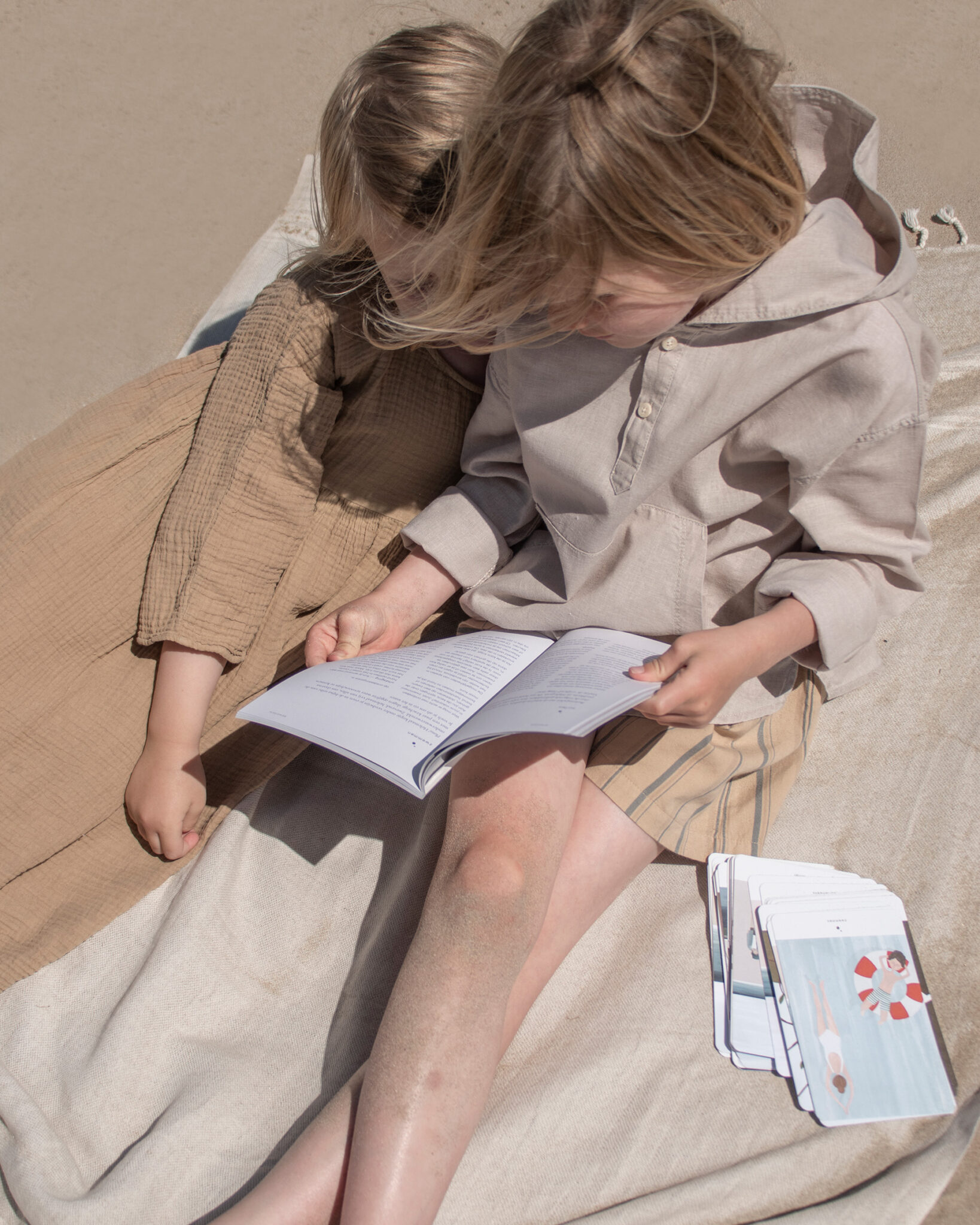 Kinderen en ouders gebruiken inspiratiekaarten van Sâlt + Flor tijdens een dag buiten