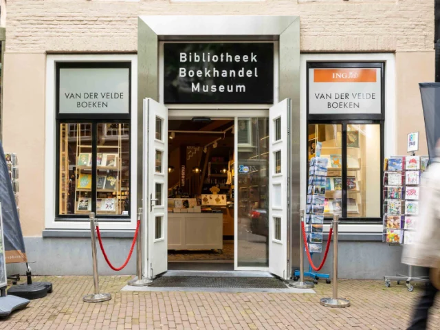 Winkel van Van der Velde Boeken Harlingen, verkooppunt van Sâlt + Flor