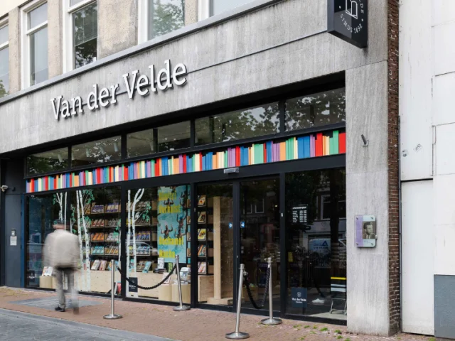 Winkel van Van der Velde Boeken Leeuwarden, verkooppunt van Sâlt + Flor
