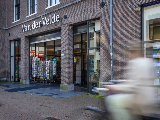 Winkel van Van der Velde Boeken Sneek, verkooppunt van Sâlt + Flor
