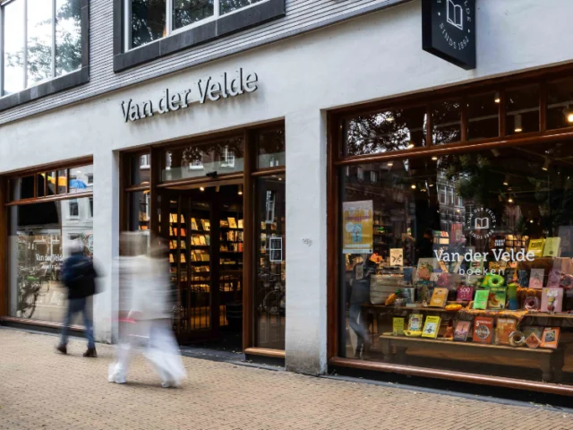 Winkel van Van der Velde Boeken Groningen A-kerkhof, verkooppunt van Sâlt + Flor