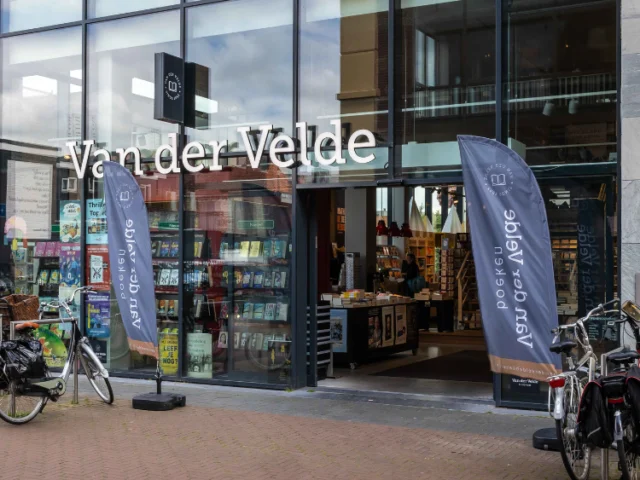 Winkel van Van der Velde Boeken Drachten, verkooppunt van Sâlt + Flor