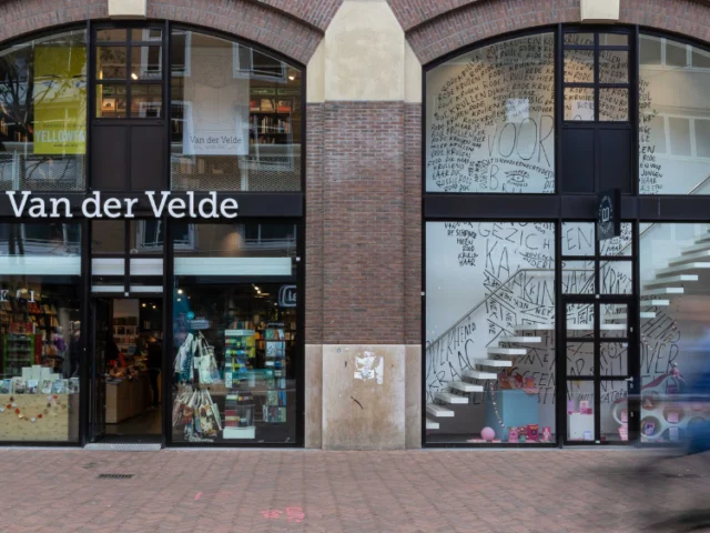 Winkel van Van der Velde Boeken Groningen Grote Markt, verkooppunt van Sâlt + Flor