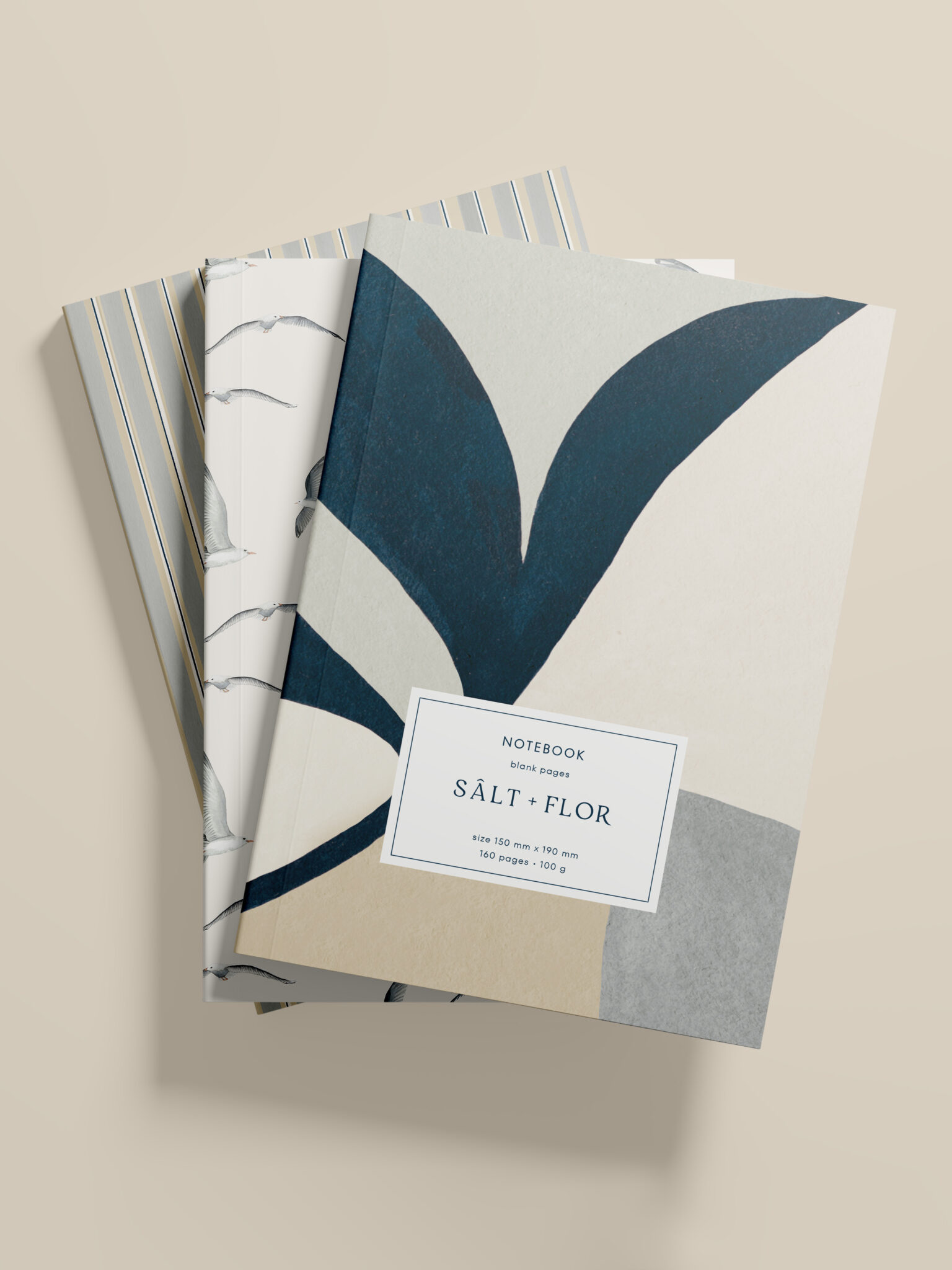 Kelp notebook van Sâlt + Flor met abstracte kelpillustratie in diep zeeblauw, ecru, zand en zacht grijs