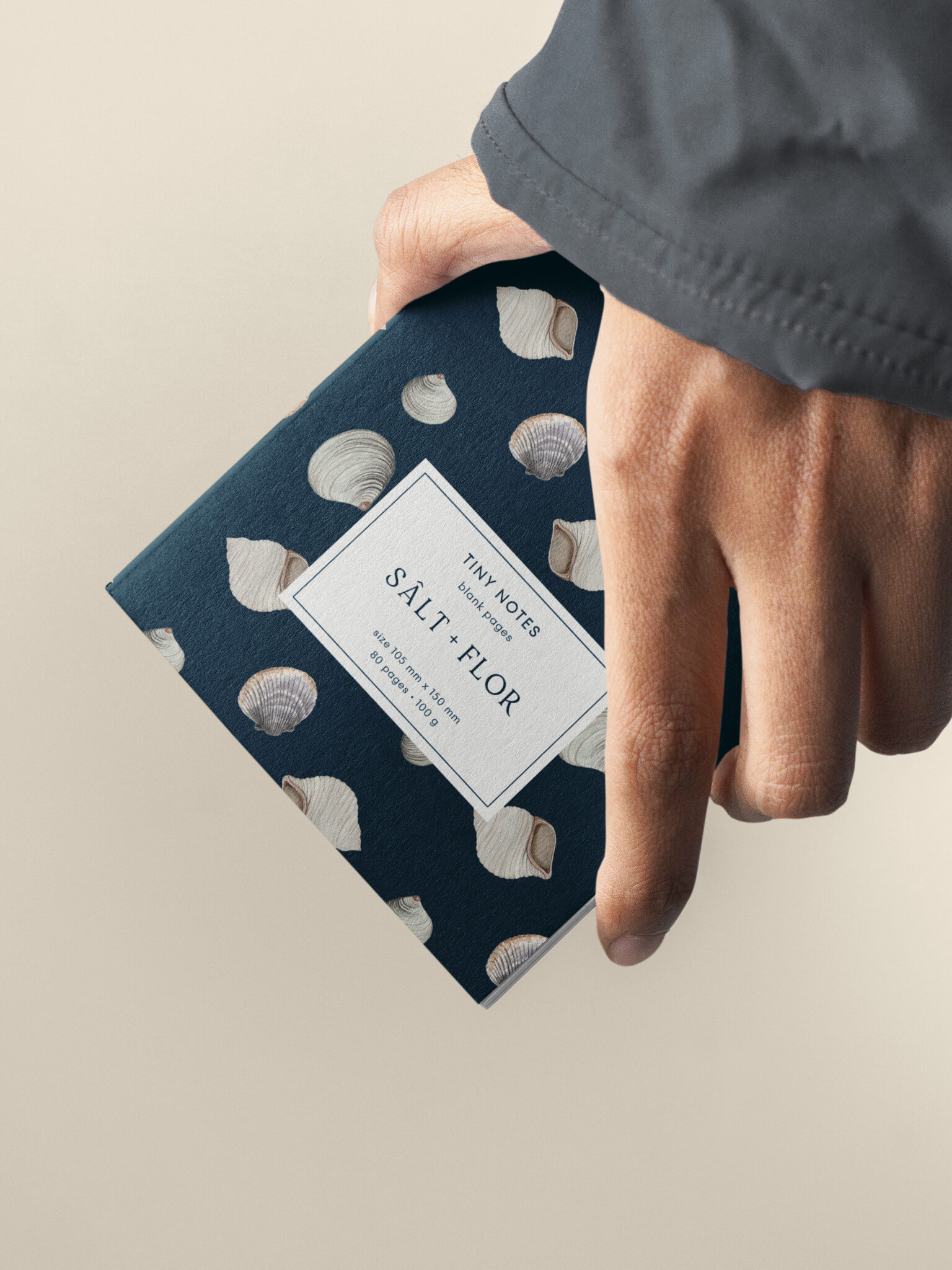 Tiny notes Schelpen van Sâlt + Flor met handgeschilderde schelpen op een diepe blauwe omslag