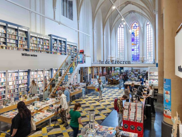 Van der Velde Boeken Zwolle in de Broerenkerk, verkooppunt van Sâlt + Flor