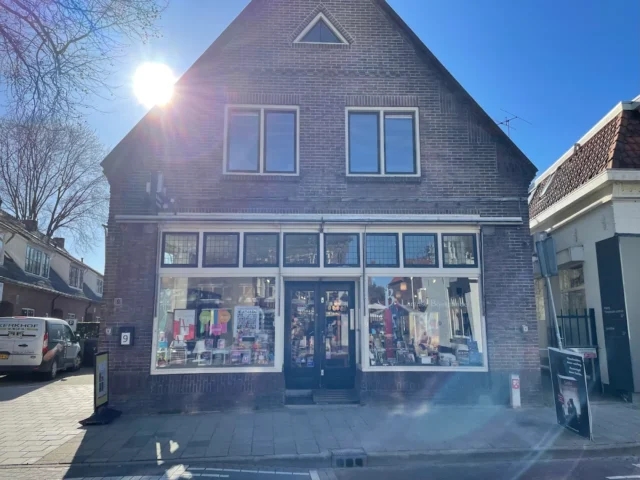 Larense Boekhandel Laren met Sâlt + Flor kaarten in de winkel