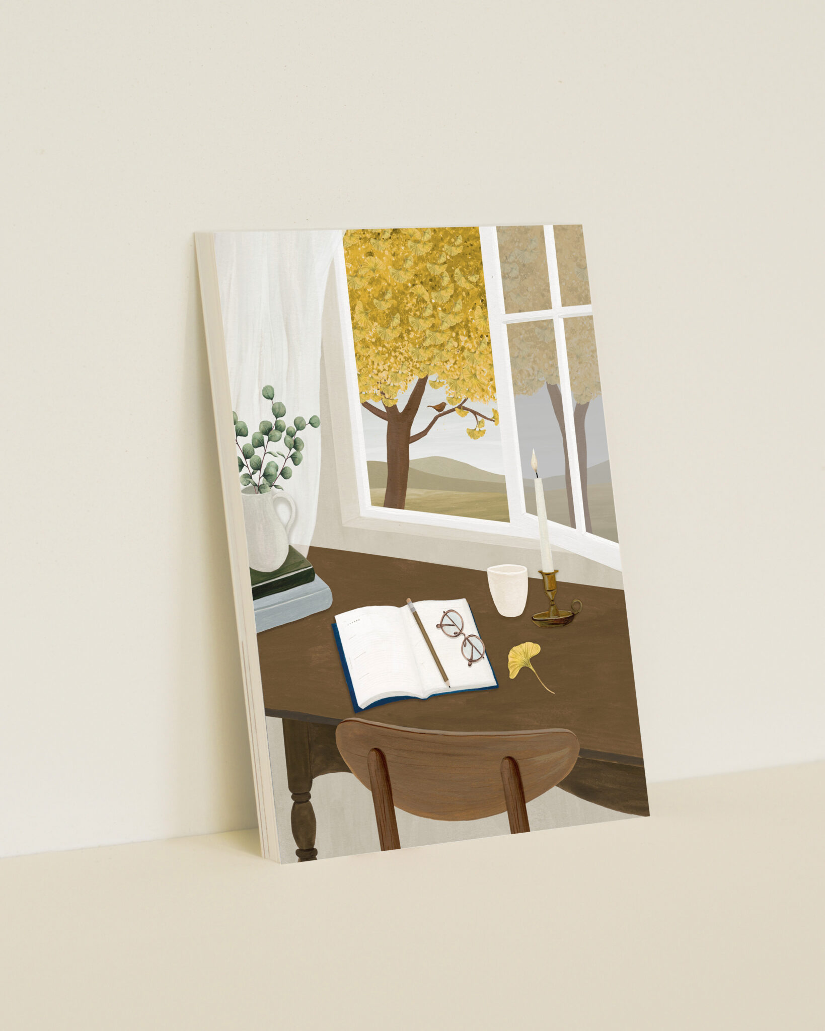 Journalen wenskaart van Sâlt + Flor als A6-kaart met handgeschilderde illustratie van schrijftafel, notebook, kaars en gele ginkgo