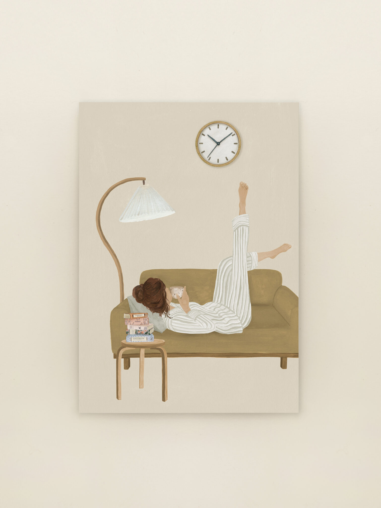 Pyjamadag wenskaart van Sâlt + Flor met handgeschilderde illustratie van een vrouw in pyjama op de bank met thee en boeken