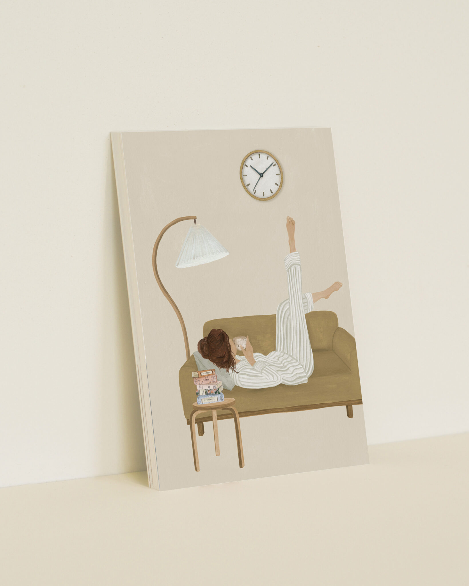 Pyjamadag wenskaart van Sâlt + Flor als A6-kaart met illustratie van ontspannen lezen, thee drinken en rust nemen