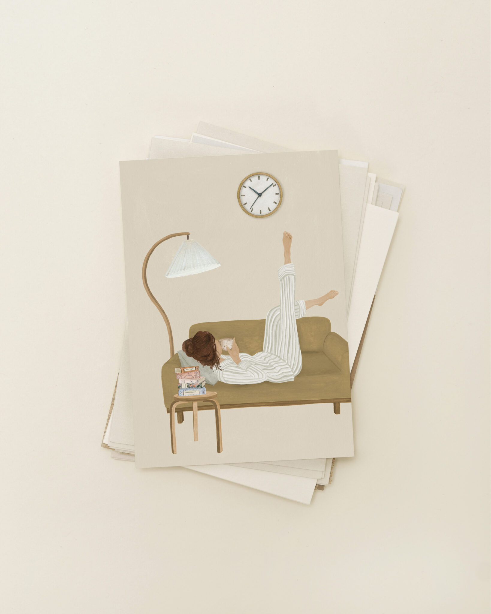 Pyjamadag wenskaart van Sâlt + Flor op een stapel kaarten met handgeschilderde illustratie van een rustig moment op de bank