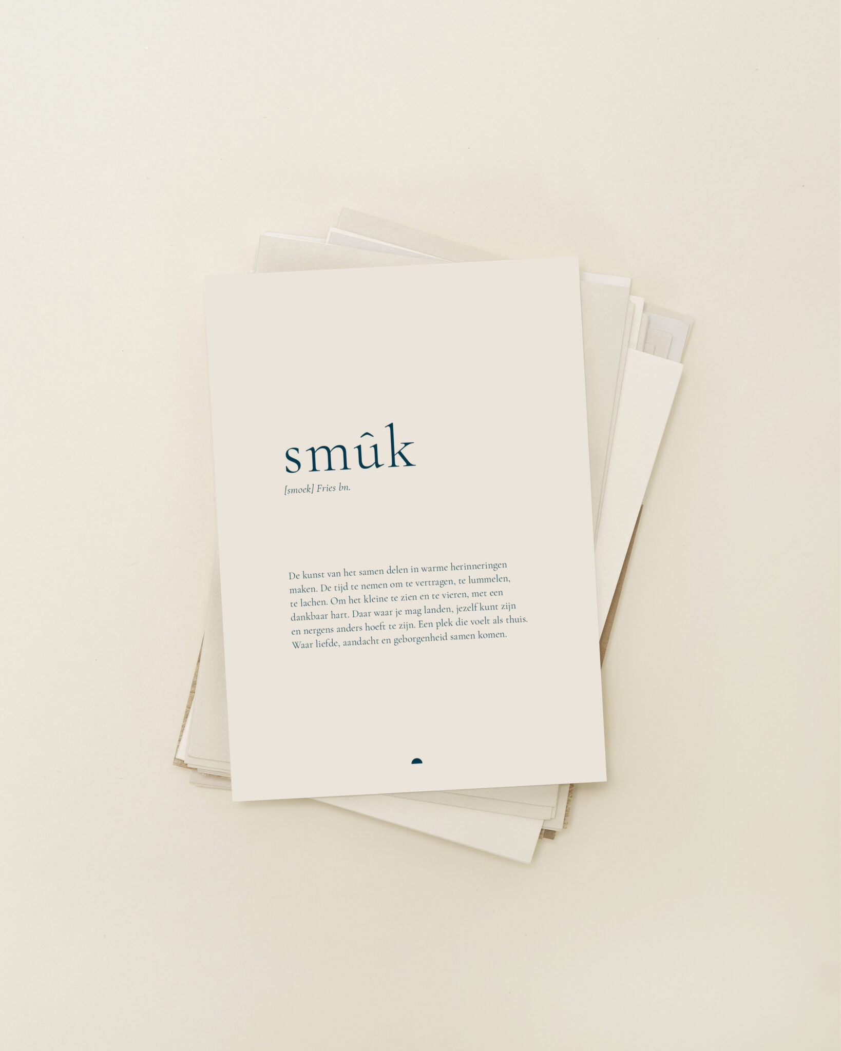 Smûk wenskaart van Sâlt + Flor op een stapel kaarten met typografisch ontwerp over thuis voelen en geborgenheid