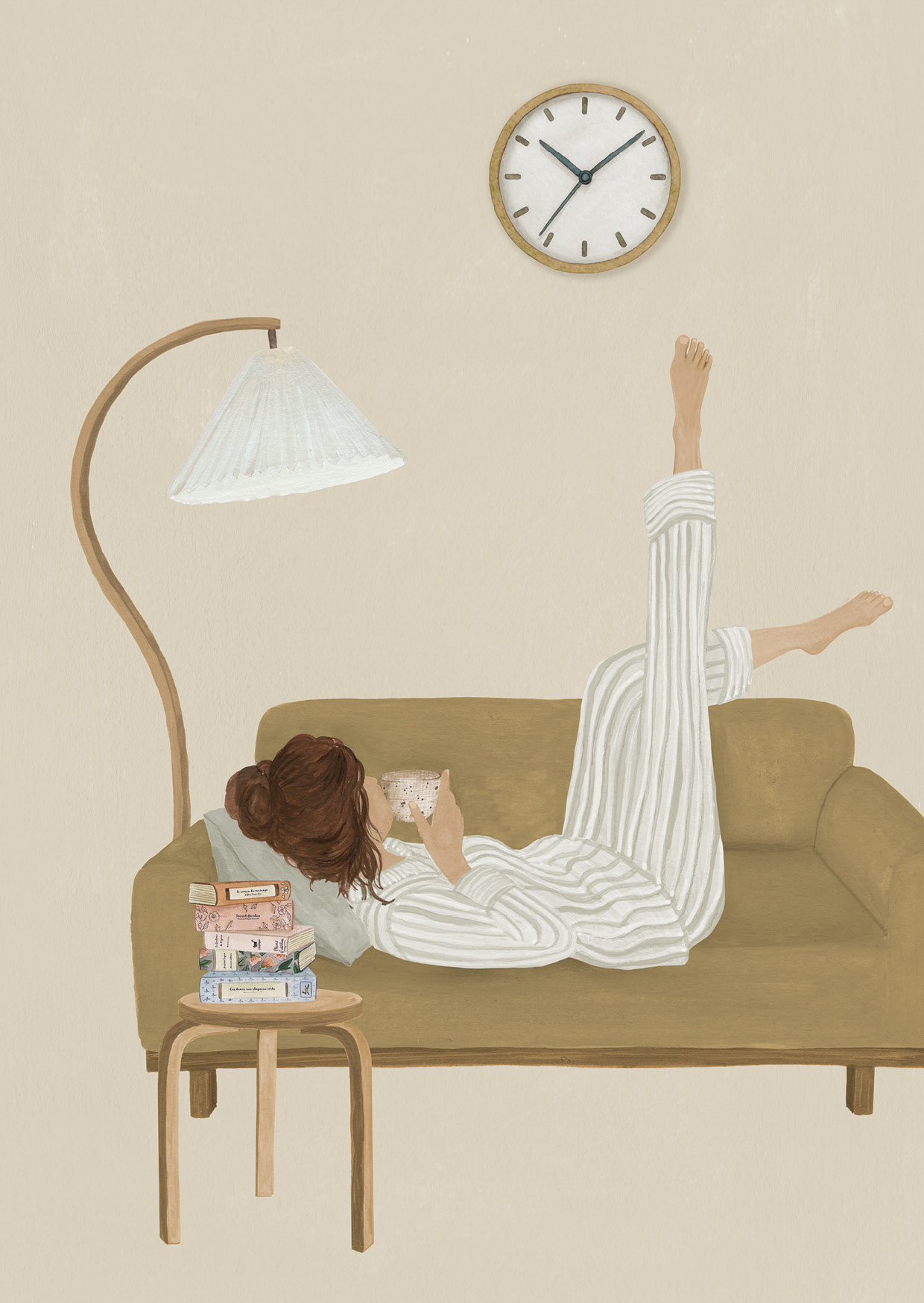Detail van Pyjamadag wenskaart met vrouw in pyjama, kop thee, stapel boeken, klok en zachte lamp